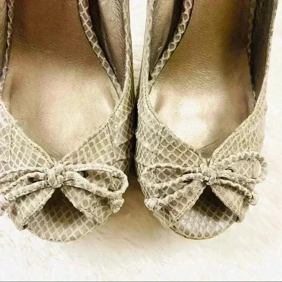 Moda Gray Snakeskin Peep Toe Gold Lined Platform Wooden Heels Size 9M - Picture 7 of 10